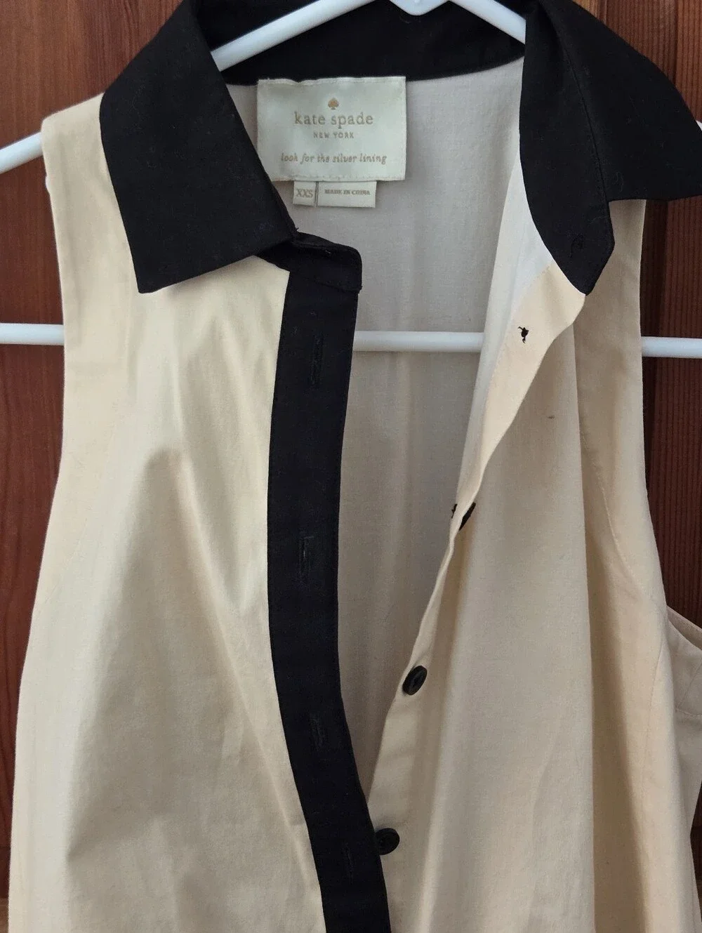 kate spade Two-Tone Sleeveless Button Shirt in Cream and Black